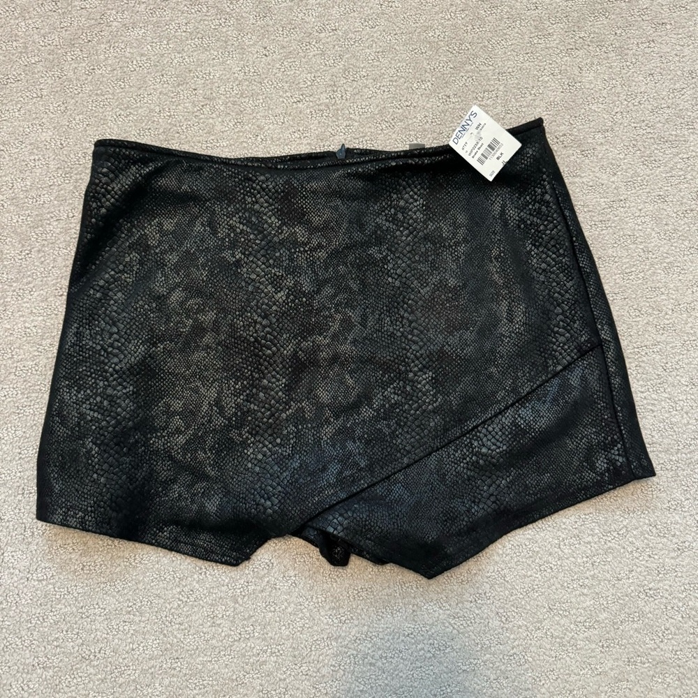 NWT Trendy Junior Girls Snakeskin Skort